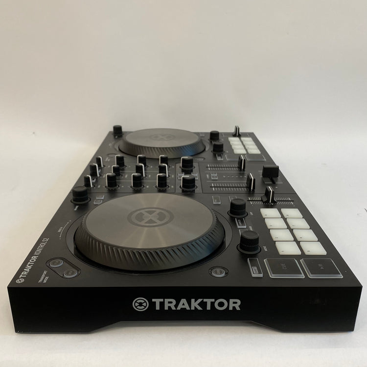 Native Instruments Traktor Kontrol S2 MK3 with Decksaver Lid