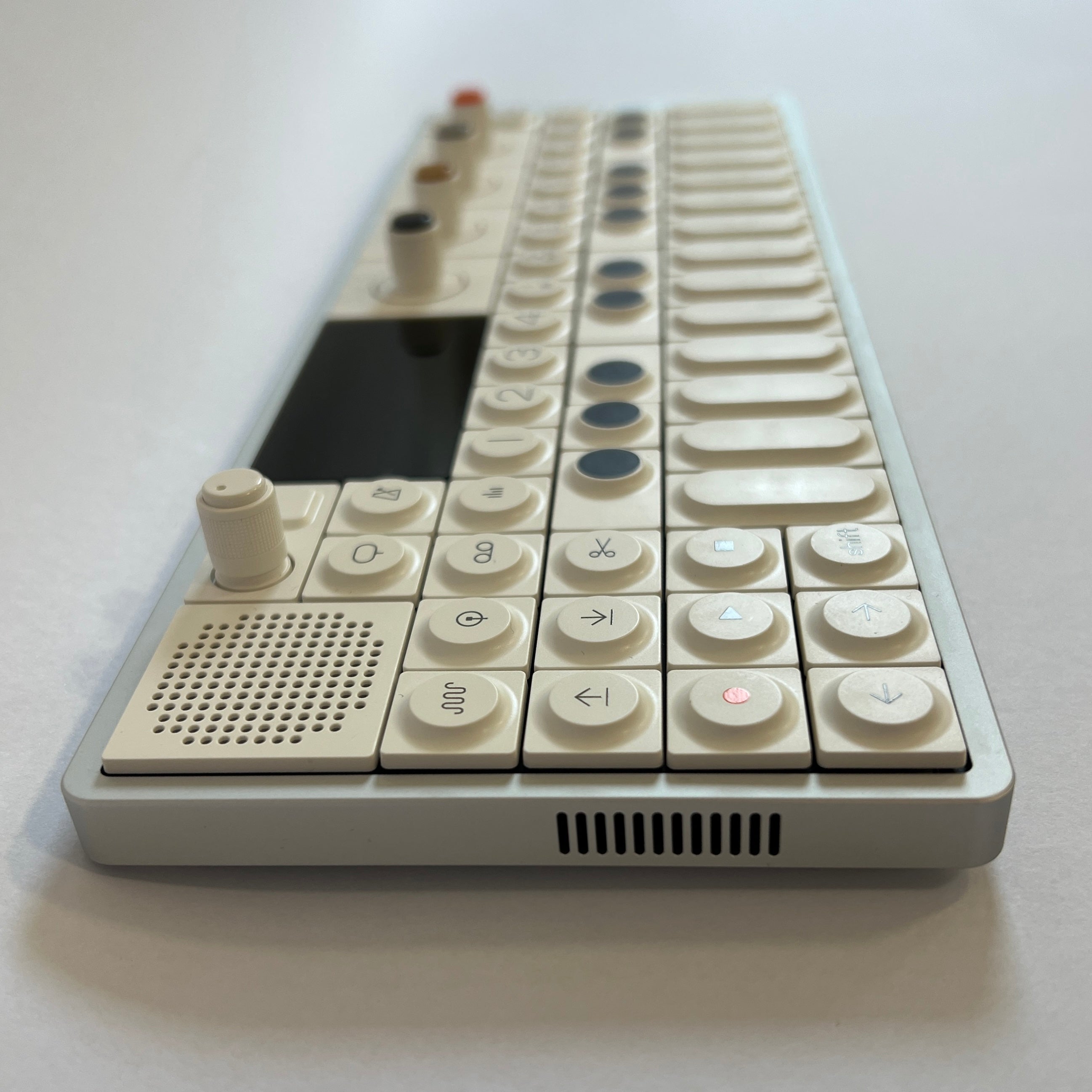 Teenage Engineering OP-1(ジャンク) Used Teenage Engineering OP-1 Field with Case and Decksaver