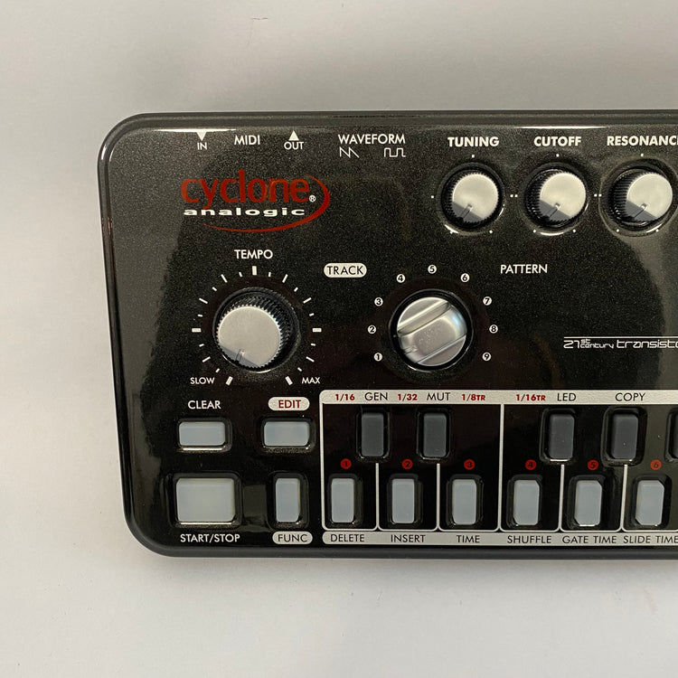 Cyclone Analogic Bass Bot TT-303 V2 with Case and Decksaver