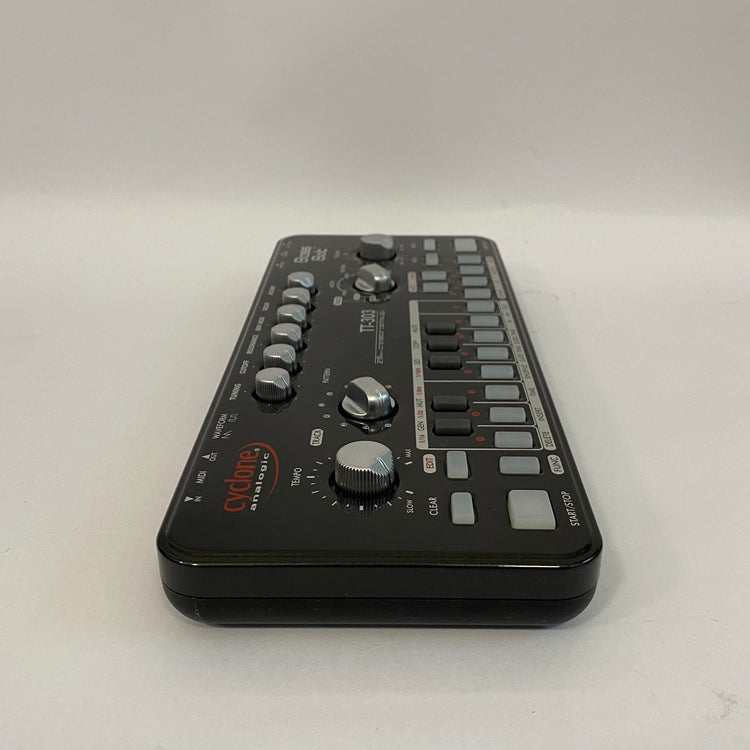 Cyclone Analogic Bass Bot TT-303 V2 with Case and Decksaver