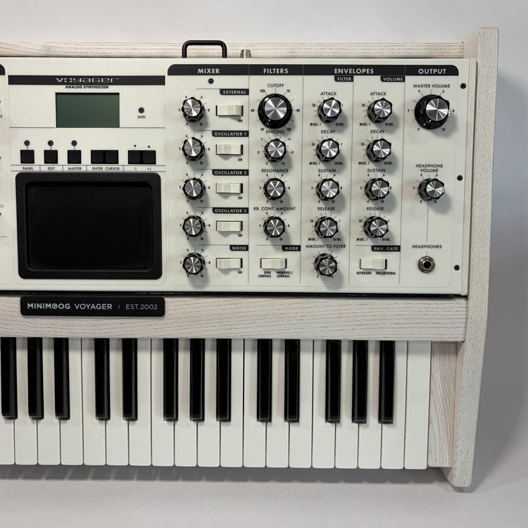 Moog Minimoog Voyager Performer Edition Select Series White with Soft Case