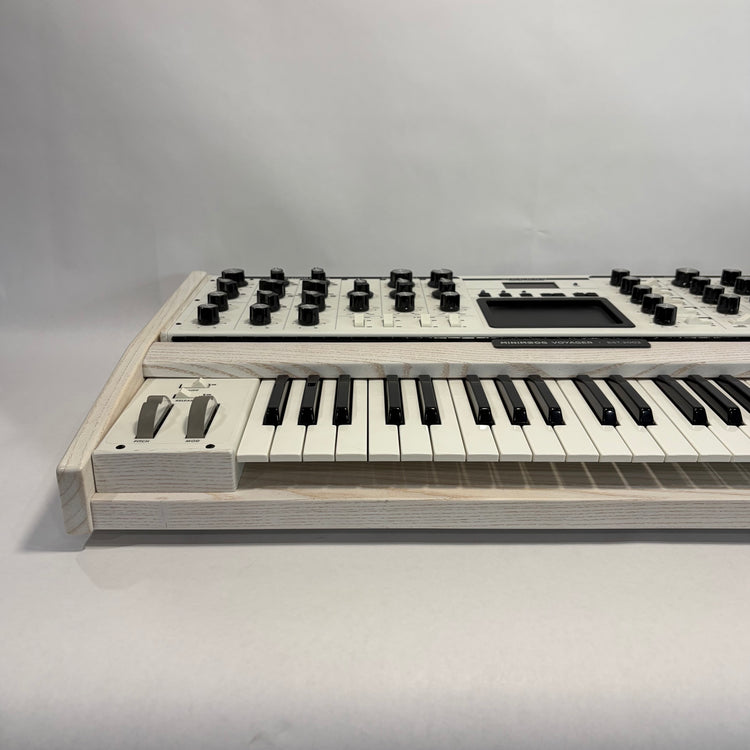 Moog Minimoog Voyager Performer Edition Select Series White with Soft Case