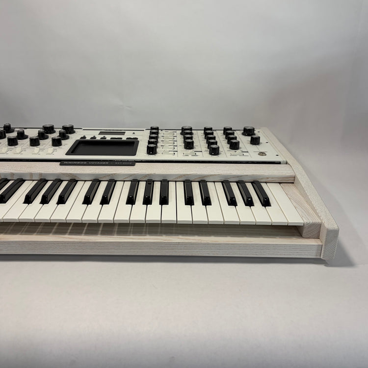Moog Minimoog Voyager Performer Edition Select Series White with Soft Case