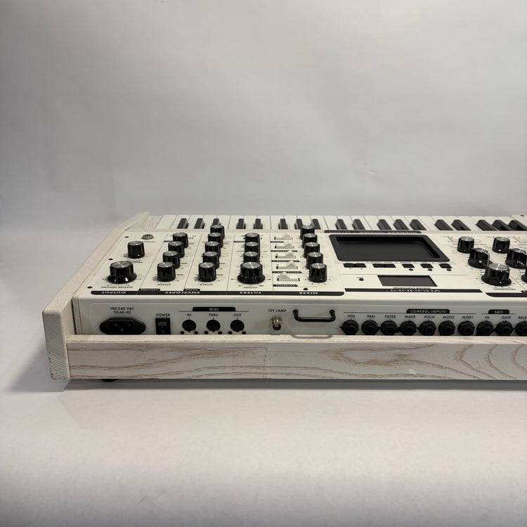 Moog Minimoog Voyager Performer Edition Select Series White with Soft Case