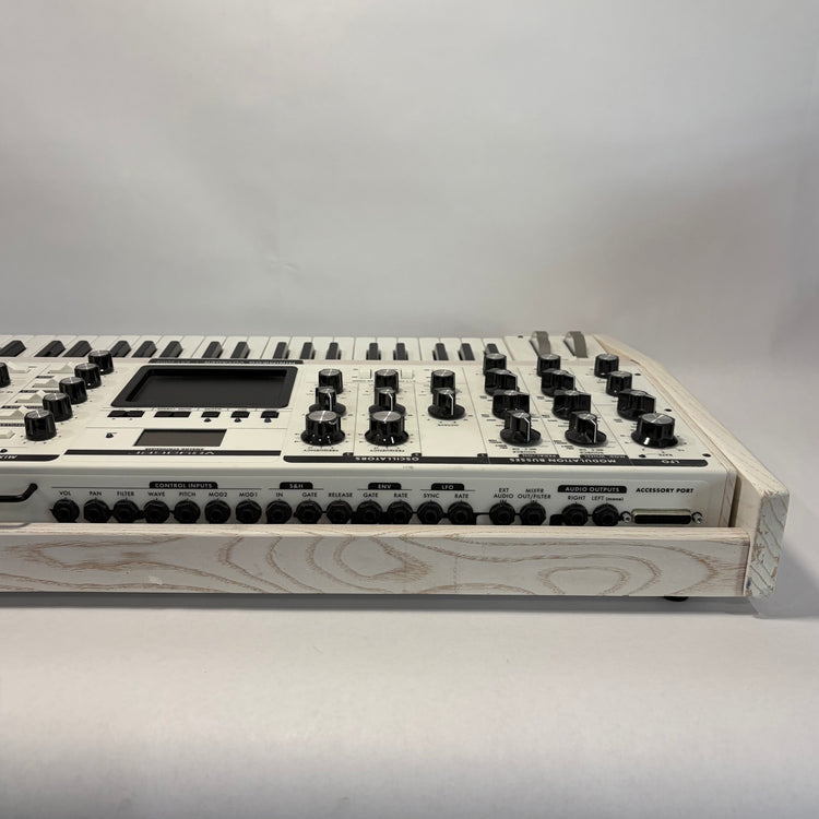 Moog Minimoog Voyager Performer Edition Select Series White with Soft Case